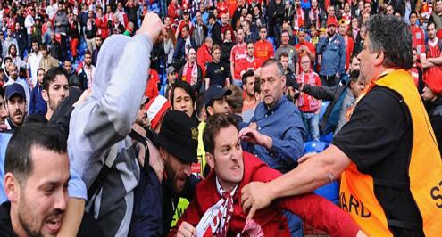 تغريم ليفربول وأشبيلية بسبب شغب الجماهير في نهائي الدوري الأوروبي